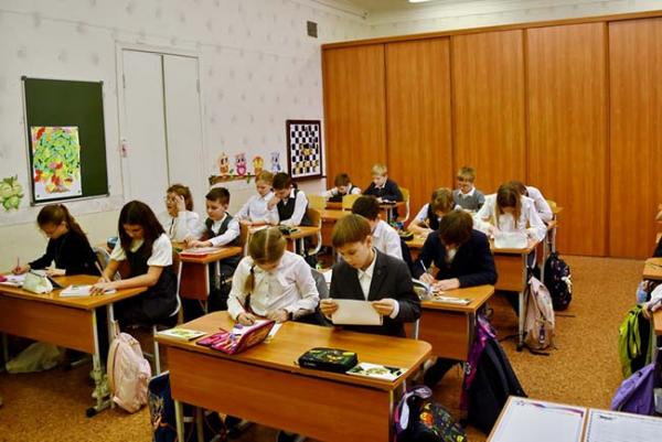 Озерские школьники пишут письма поддержки российским воинам