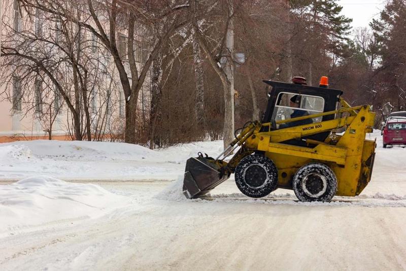 На улицах Озерска задействовано 14 единиц снегоуборочной техники