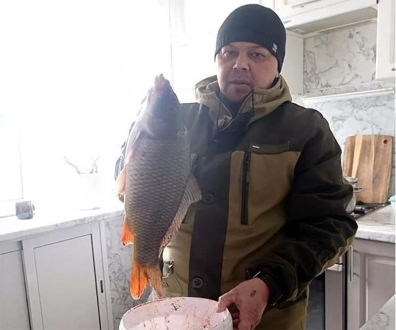 Челябинский рыбак открыл сезон огромным карпом