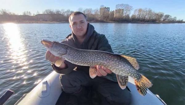 Житель Озерска поймал огромную щуку в начале сезона