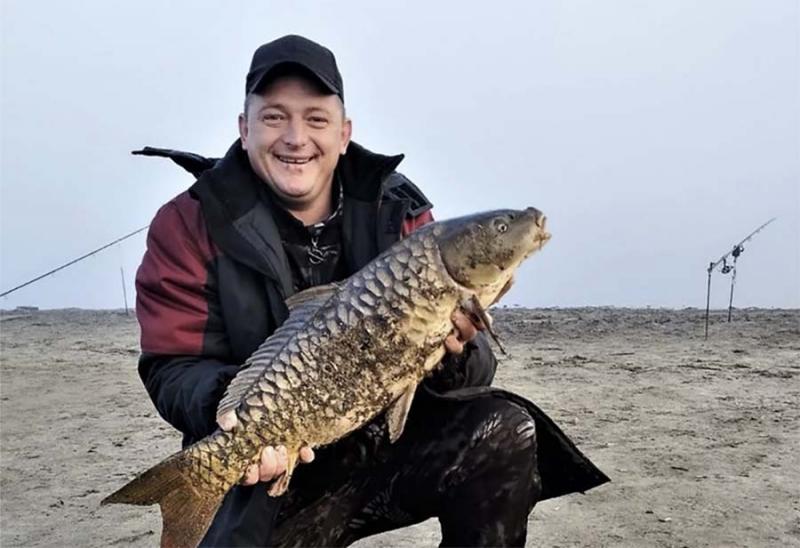 Челябинский рыбак поймал огромного сазана