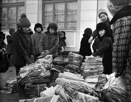 В СССР школьники занимались сбором макулатуры