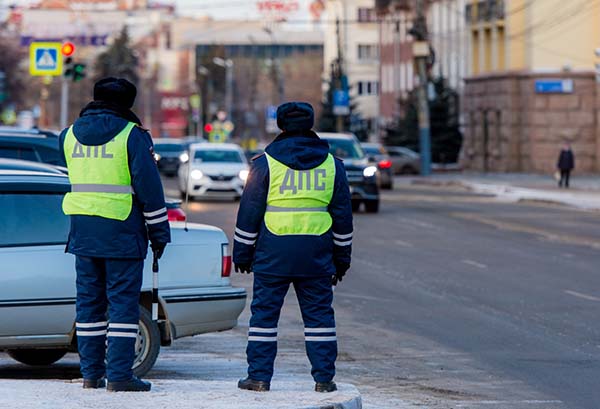 Южноуральских водителей начнут штрафовать за летние шины зимой