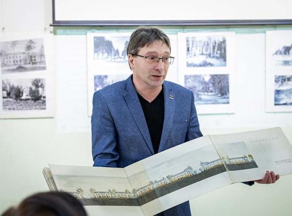 В Озерском городском музее открылась выставка «История Озерска в фотографиях»